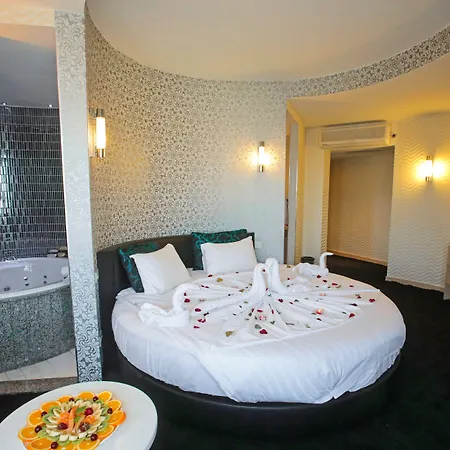 Ramada Encore By Wyndham Karatay מלון
